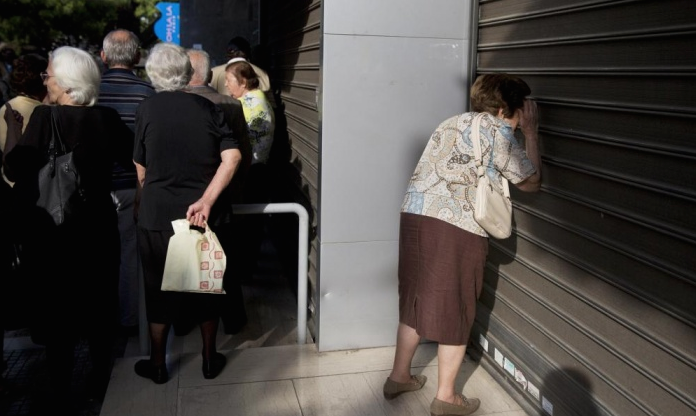 Crollano le borse, panico ad Atene. Merkel pronta a dialogare con Tsipras: «Se fallisce l’euro fallisce l’Europa. Bisogna trovare un compromesso». Juncker chiede ai greci di votare sì al referendum: «Non suicidatevi per paura di morire. Un no sarebbe un no all’Europa»