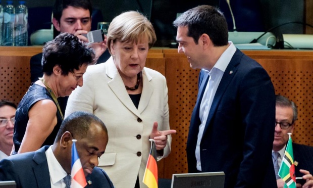 Grecia, Tsipras vede Merkel e Hollande. La cancelliera: «L’obiettivo è quello di tenere la Grecia nell’Eurozona. Se c’è volontà, la strada si trova, ma il tempo conta»