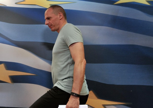 La Grecia dice no, Europa col fiato sospeso. Varoufakis si dimette. Merkel vola a Parigi da Hollande ma frena: “Non vedo presupposti per intesa, dipende da Atene”. Martedì l’Eurosummit