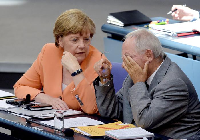 Grecia, Tsipras sostituisce i dissidenti. Lunedì riaprono le banche. Da Bundestag via libera ai negoziati per terzo piano di salvataggio per Atene. Merkel: «Irresponsabile non dare un’altra chance». Fmi insiste su taglio debito