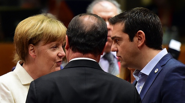 Grecia, c’è l’accordo. All’Eurosummit intesa «all’unanimità» dopo 17 ore di colloqui. Junker: «Non credo sia un accordo umiliante, nessun leader perderà la faccia. È un tipico accordo europeo»