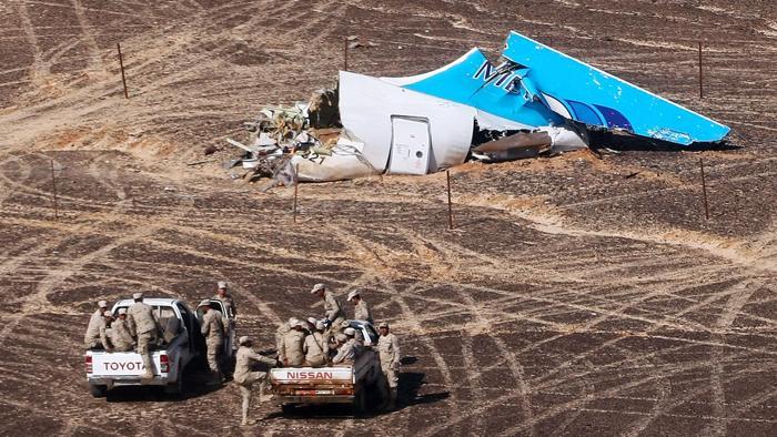 Aereo russo precipitato nel Sinai, il Regno Unito sospende tutti i voli da e per Sharm: «Temiamo che sia stata una bomba»