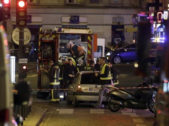 Terrorismo, attacco al cuore di Parigi: almeno 128 morti e più di 250 feriti. Chiuse le frontiere