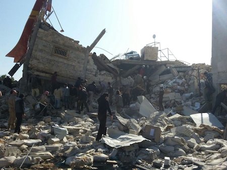 Siria, bombardato un ospedale Msf: almeno 9 i morti. Colpiti i reparti di pediatria e ginecologia di un altro ospedale tra Aleppo e il confine turco. Duro scambio di accuse tra la Russia e la Turchia