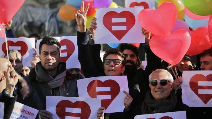 Unioni civili, Renzi: «Ho giurato sulla Costituzione, non sul Vangelo». L’Italia esce dal medioevo con grave ritardo, mentre c’è chi vuole proporre un referendum abrogativo