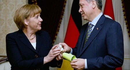 La Germania processa il Crozza tedesco: Merkel (in ginocchio) autorizza processo penale contro il comico tedesco che ha criticato Erdogan