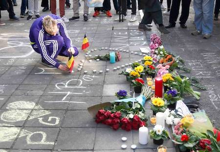 Terrorismo, Abdeslam accetta l’estradizione in Francia. Ricercato anche un secondo uomo per le esplosioni alla metro di Bruxelles. Media belgi: «Il vero obiettivo erano le nostre centrali nucleari»