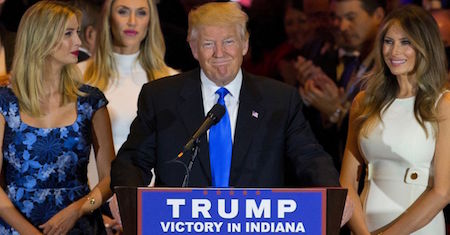 Primarie Usa, Game over: Trump unico candidato. Il miliardario straccia gli avversari nell’Indiana, Cruz e Kasich si ritirano