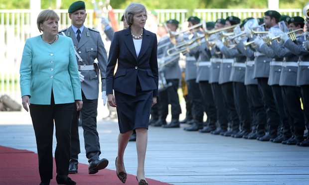 Brexit, Regno Unito alza i toni contro i lavoratori stranieri. Merkel: “Senza libera circolazione nessun accesso a mercato Ue”