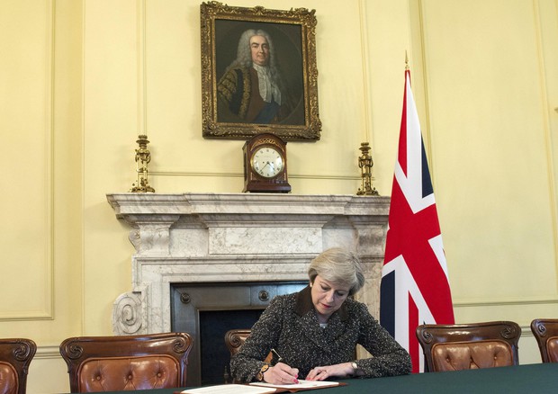 Brexit, al via le procedure ufficiali: Regno Unito fuori dall’Ue nel 2019. La premier May: «Ora è il momento di essere uniti»