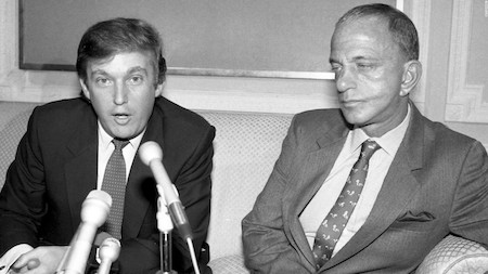 La storia oscura di Roy Cohn, primo mentore di Trump nel programma tv “Questa non è l’America”