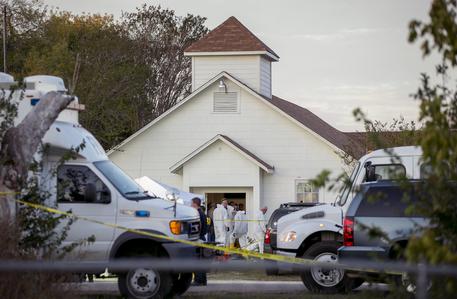 Texas – 26 morti, almeno 12 bambini. Trump: “Non è una questione di armi”. Davvero?