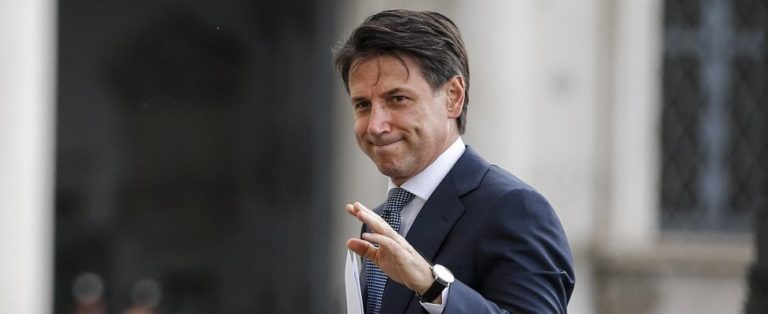 Conte rimette l’incarico. Mattarella: «Devo tutelare i risparmi degli italiani». L’ira di Salvini e Di Maio. Domattina atteso Carlo Cottarelli al Quirinale