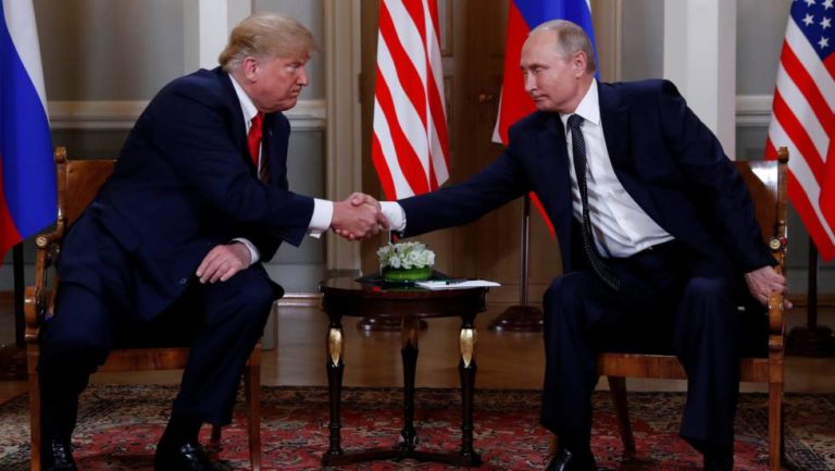 Vertice Helsinki, faccia a faccia di due ore Trump-Putin: «Il Russiagate è una farsa. Lasciamoci la guerra fredda alle spalle»