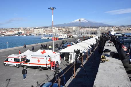 La Sea Watch attracca al porto di Catania, mentre non si smorza la tensione nella maggioranza sul caso della nave Diciotti